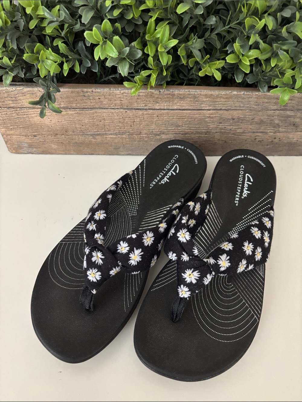 Clarks Cloudsteppers Black Floral Daisy Knot Toe-Post Sandals
